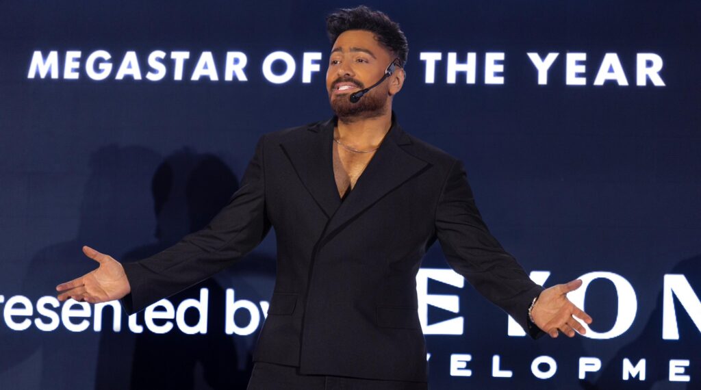 تامر حسني خلال احياءه لحفل جائزة Mega Star of the Year 2025