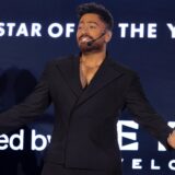 تامر حسني خلال احياءه لحفل جائزة Mega Star of the Year 2025