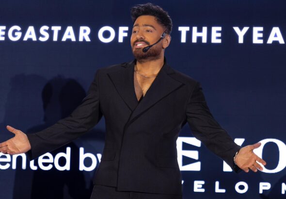 تامر حسني خلال احياءه لحفل جائزة Mega Star of the Year 2025