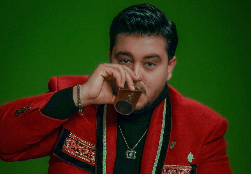 مهدي مزين أثناء إطلاق أغنية "بقيت تابع قلبي"