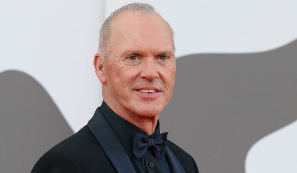 مايكل كيتون رجل العام 2026 يتسلم جائزته في هوليوود