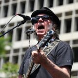 نيل يونغ يقدم عرض موسيقي قبل إلغاء جولته الأوروبية