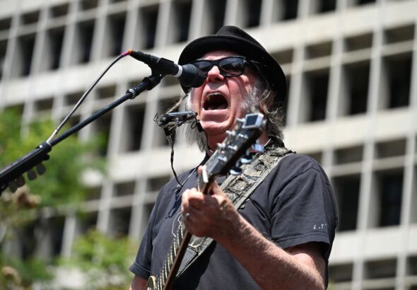 نيل يونغ يقدم عرض موسيقي قبل إلغاء جولته الأوروبية