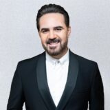 وائل جلسة في جلسة تصويرية استعدادا لإحياء حفل غنائي في المغرب