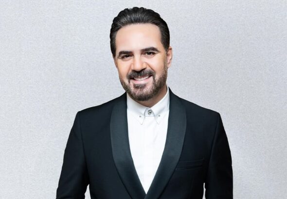 وائل جلسة في جلسة تصويرية استعدادا لإحياء حفل غنائي في المغرب