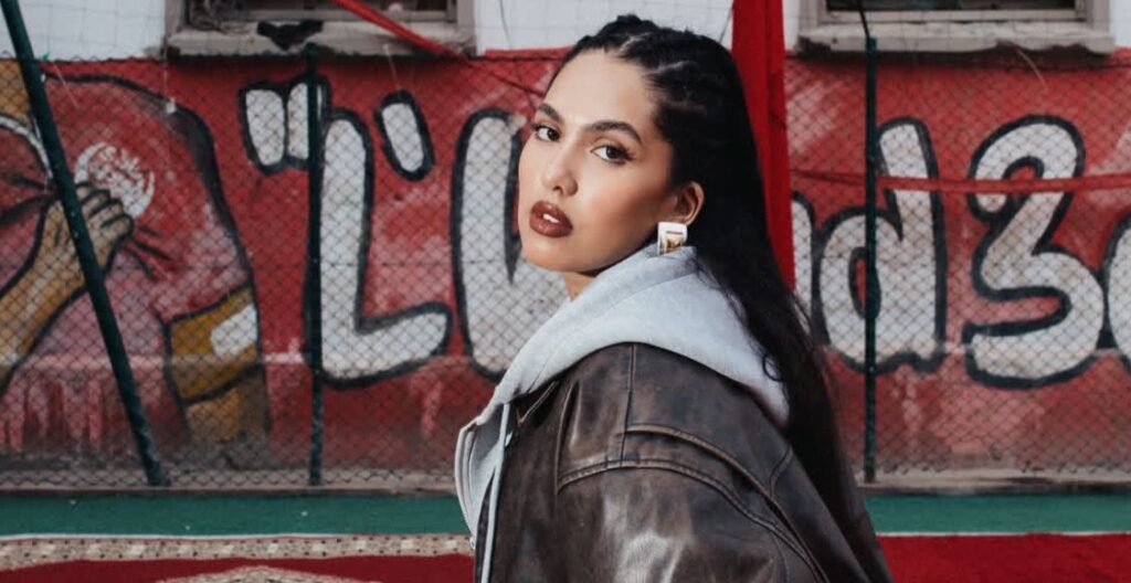 صورة منال بنشليخة من تصويرها إحدى الفيديو كليبات