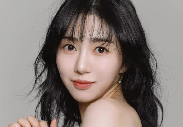 كيونغ مينا بعد تعرضها لحروق نتيجة إجراء تجميلي