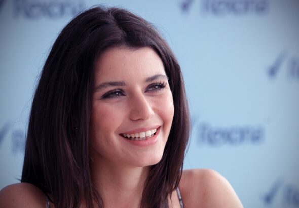 بيرين سات بطلة العشق الممنوع تدخل عالم الغناء