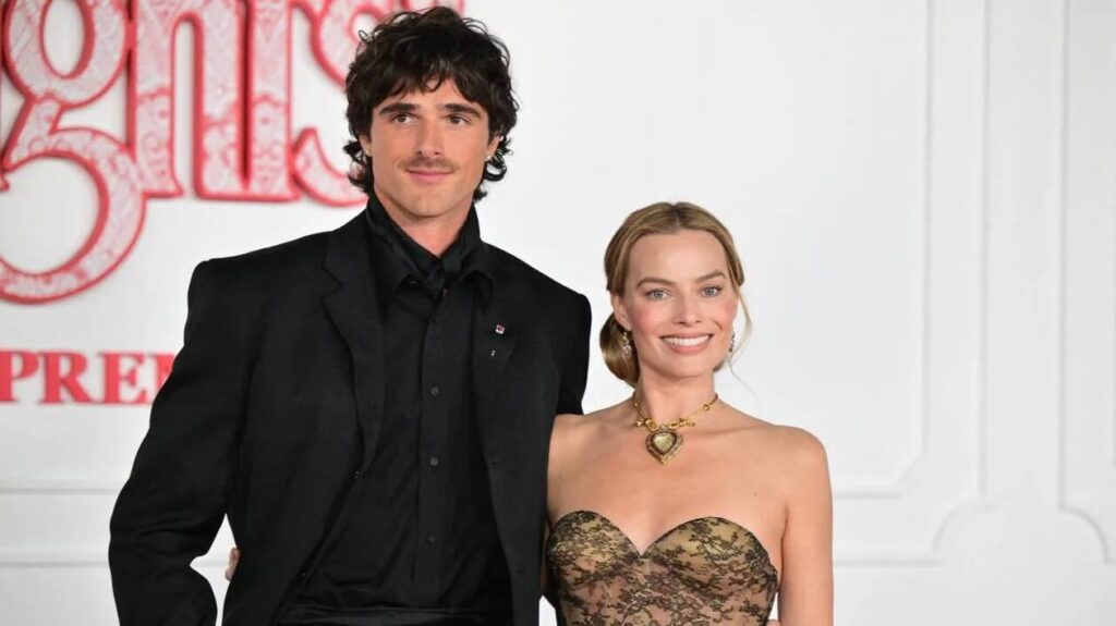 مارغو روبي في فيلم Hurlevent بأحد المشاهد الرومانسية الداكنة