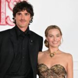 مارغو روبي في فيلم Hurlevent بأحد المشاهد الرومانسية الداكنة