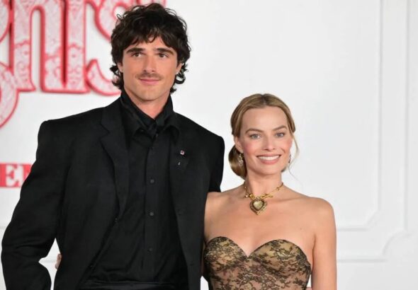 مارغو روبي في فيلم Hurlevent بأحد المشاهد الرومانسية الداكنة