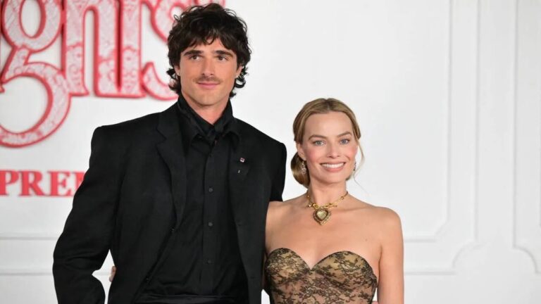 مارغو روبي في فيلم Hurlevent بأحد المشاهد الرومانسية الداكنة