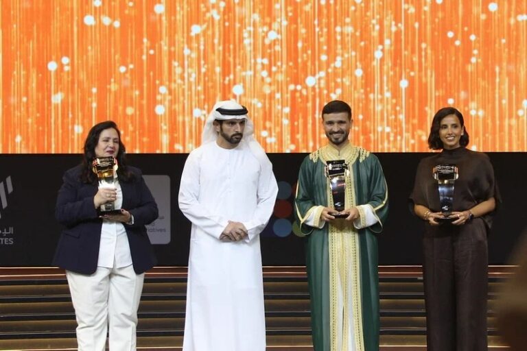 فوزية محمودي خلال تتويجها بلقب صانعة الأمل في دبي 2026