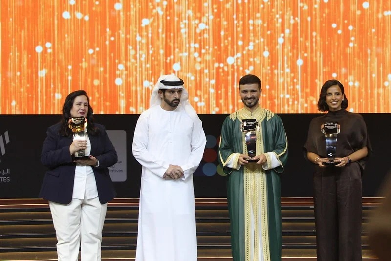 فوزية محمودي خلال تتويجها بلقب صانعة الأمل في دبي 2026