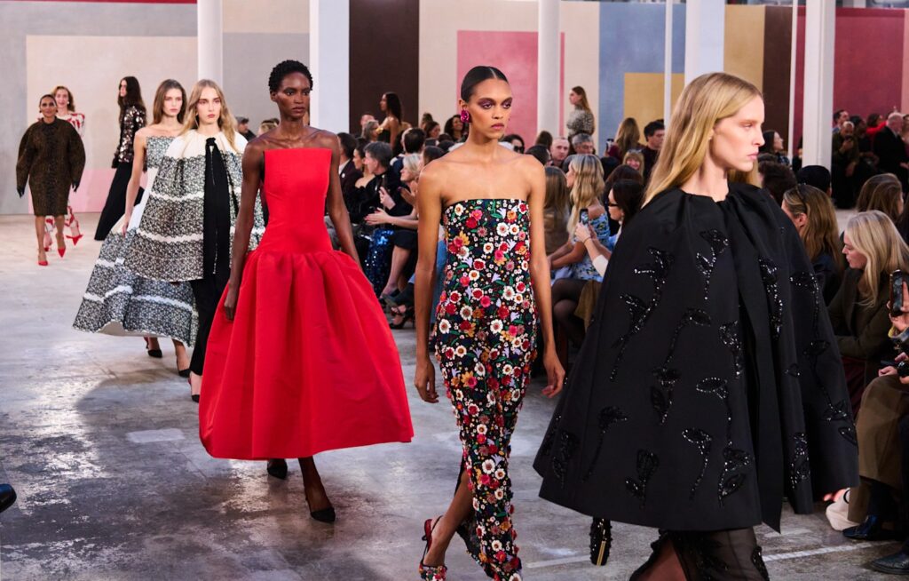 أسبوع الموضة في نيويورك 2026: عروض خريف‑شتاء وتصاميم عالمية